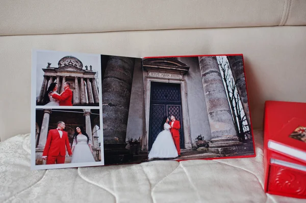 Pagine di elegante fotolibro matrimonio rosso o fotoalbum sul morbido — Foto Stock
