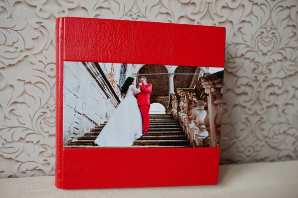 Elegantes libros de fotos de bodas rojas o álbumes de fotos con inscr dorado — Foto de Stock
