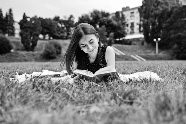 Portrait d'une belle femme en robe à pois noir posée sur — Photo