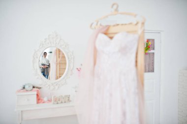 Güzel gelinlik büyük ortasında rafta asılı