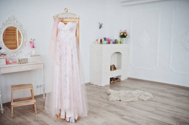 Güzel gelinlik büyük ortasında rafta asılı