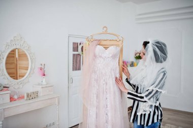 Elbisesinin içinde bir çift ile poz muhteşem bir genç gelin portresi