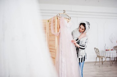 Elbisesinin içinde bir çift ile poz muhteşem bir genç gelin portresi