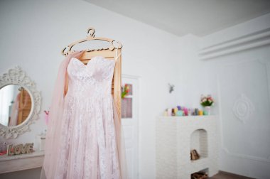 Güzel gelinlik büyük ortasında rafta asılı