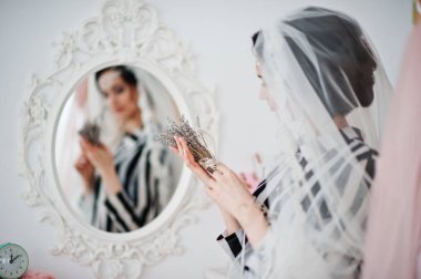 Harika bir gelin lavanta çiçekleri TH ile poz portresi