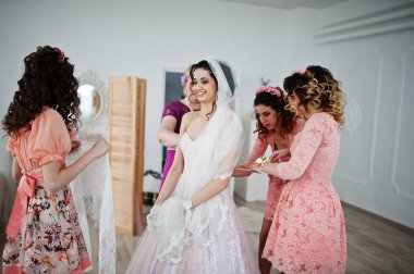 Yararlı nedime ve annesi yardım gelin elbise bağlamak için