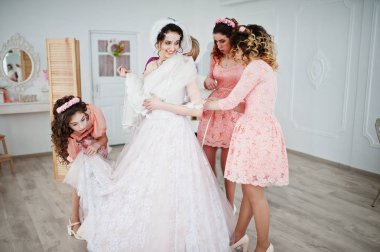 Yararlı nedime ve annesi yardım gelin elbise bağlamak için