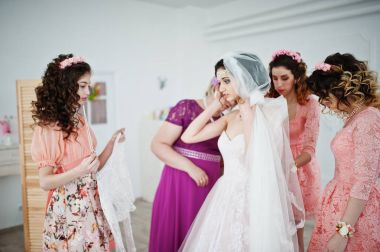 Yararlı nedime ve annesi yardım gelin elbise bağlamak için