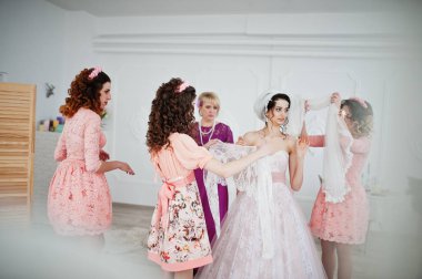 Yararlı nedime ve annesi yardım gelin elbise bağlamak için