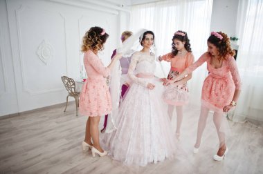 Yararlı nedime ve annesi yardım gelin elbise bağlamak için