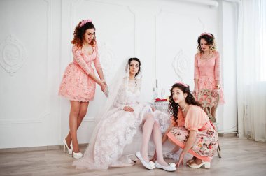 Nedime gelin düğün ayakkabılarını giy ve yeniden almak için yardım