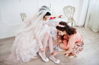 Nedime gelin ona düğün ayakkabıları giyip rea girecek için yardım