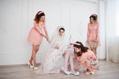 Nedime gelin düğün ayakkabılarını giy ve yeniden almak için yardım