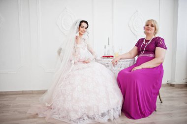 Güzel gelin gelinlik lo mor annesiyle poz