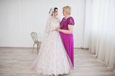 Güzel gelin gelinlik lo mor annesiyle poz