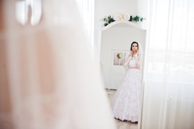 Aynaya bakıyorum olağanüstü gelinlikle güzel gelin 