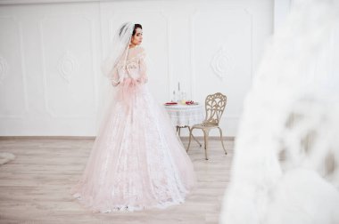 H sandalyelere odada poz çarpıcı bir gelin portresi