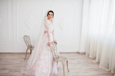 H sandalyelere odada poz çarpıcı bir gelin portresi