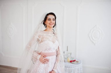 H sandalyelere odada poz çarpıcı bir gelin portresi