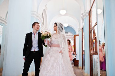 Harika Düğün çifti chu birbirlerinin gözlerine bakarak