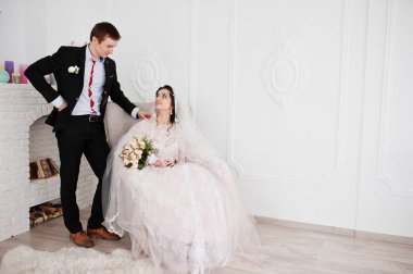 O gon cha sittin iken ayakta yanında gelin damat