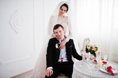 Çekici gelin damat yanında oturuyor iken ayakta 