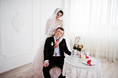 Çekici gelin damat yanında oturuyor iken ayakta 