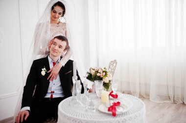 Çekici gelin damat yanında oturuyor iken ayakta 