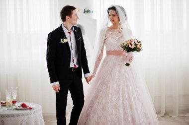 Harika Düğün çifti büyük WHI birbirlerinin şirket zevk