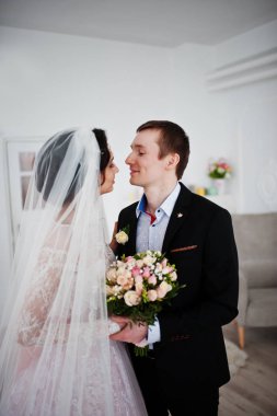 Güzel düğün çift öpüşme ve birbirlerinin e arıyorum