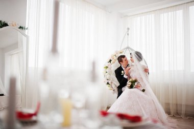 Evlilik çift çiçek salıncak stüdyoda oturup....