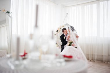 Evlilik çift çiçek salıncak stüdyoda oturup....