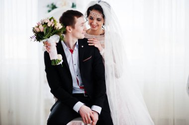 Evlilik çift ışık beyaz stüdyoda poz.