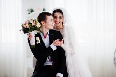 Evlilik çift ışık beyaz stüdyoda poz.