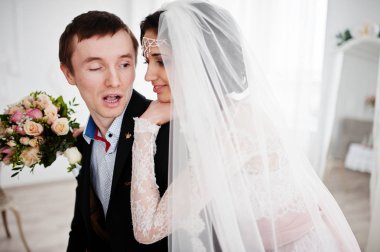 Evlilik çift ışık beyaz stüdyoda poz.