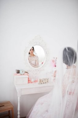 Küçük bir beyaz m önünde oturan bir muhteşem gelin portresi