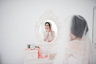 Güzel gelin düğün küpelerinden f odasında koyarak