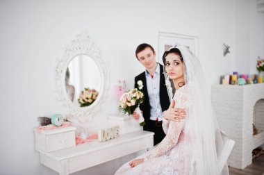 Evlilik çift ışık beyaz stüdyoda poz.