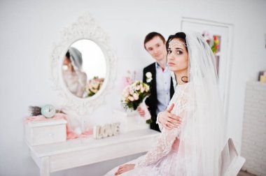 Evlilik çift ışık beyaz stüdyoda poz.