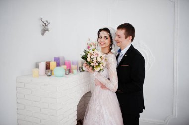 Evlilik çift ışık beyaz stüdyoda poz.