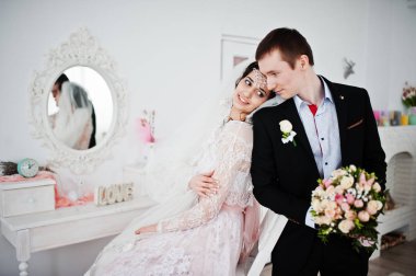 Evlilik çift ışık beyaz stüdyoda poz.