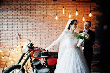 Muhteşem Düğün çifti bir ro büyük bir eski Motosiklet ile poz