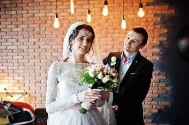 Muhteşem Düğün çifti bir ro büyük bir eski Motosiklet ile poz