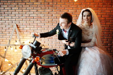 Muhteşem Düğün çifti bir ro büyük bir eski Motosiklet ile poz