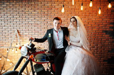 Muhteşem Düğün çifti bir ro büyük bir eski Motosiklet ile poz