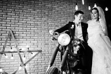 Muhteşem Düğün çifti bir ro büyük bir eski Motosiklet ile poz