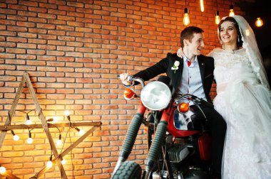 Muhteşem Düğün çifti bir ro büyük bir eski Motosiklet ile poz