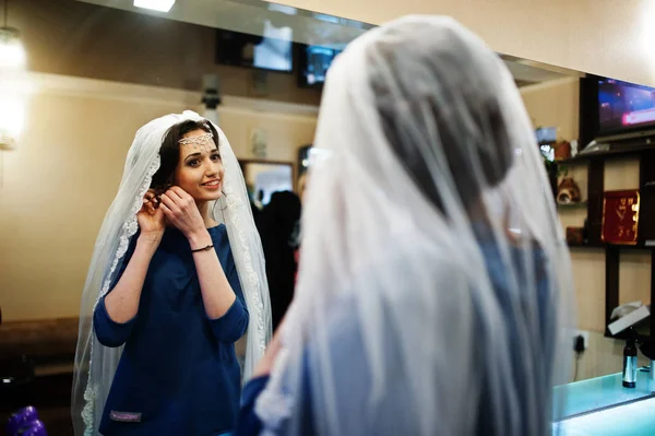 Ritratto di una splendida sposa che indossa gli orecchini di nozze — Foto Stock
