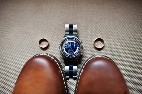 Close-up foto de sapatos oxford marrom do noivo, um relógio e dois nós — Fotografia de Stock