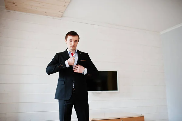 Retrato de un novio guapo vestirse y prepararse para h — Foto de Stock